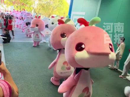 #吉祥物“大湾鸡”太有活力了 活力四射的河南武校少年与全运会吉祥物适配度拉满!又萌又“癫”让人无法拒绝。
#大湾鸡 #全运会