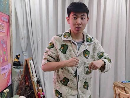 自己在网上学的舞蹈,是挺像一棵白菜……