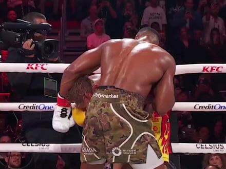 约书亚这一拳导致保罗下巴骨拆,三颗牙移位。