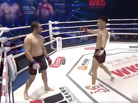 中国硬汉死磕洋老外,拼到三孔流血,最后时刻绝杀KO!