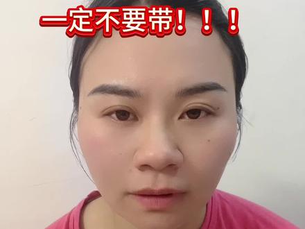 入境马来西亚,一定不能带的五类物品⚠️⚠️⚠️
来马来西亚旅游,以下五类物品**千万不要带**
第一类:违禁药品 💊
每个国家对药品的管控不同,一些在国内常见的药品,在马来西亚可能是违禁品。
**特别注意**:含有吗啡、麻黄碱、士的宁、多潘立酮及动物成分的药品都属于违禁药。
例如:
- 肠胃宁、咳喘宁、小儿止泻灵
- 白加黑、跌打万花油、风湿关节炎片
- 吗丁啉、牛黄解毒片
- 含蛇胆、鹿茸等成分的药酒
第二类:猪肉制品 🐷
马来西亚是穆斯林国家,**任何猪肉制品**都禁止携带入境,包括:
- 猪肉、猪肉干、腊肉
- 猪肉包、猪肉饺
- 含猪肉成分的食品(如广东鸡仔饼)
第三类:动植物及其制品 🌲
**活体植物、种子、动物制品**(如海龟蛋)严禁携带入境
第四类:色情物品👙
**任何色情内容的图书、音视频制品**都禁止入境,包括含有色情图案的饰品。
第五类:与以色列相关的物品 🇮🇱
马来西亚将以色列列入黑名单,**任何与以色列相关的物品**都禁止携带,包括:
- 以色列国旗、六芒星图案的饰品
- 与以色列相关的读物
- 护照上有以色列签证或入境章#马来西亚 #马来西亚入境 #马来西亚入境指南 #马来西亚自由行 #懒猫旅行