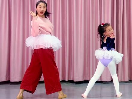 萌娃一个,萌舞一支#天冷了你要记得穿秋裤 #幼儿舞蹈 #动作简单易学 #练舞日常 #舞蹈班 @抖音热点