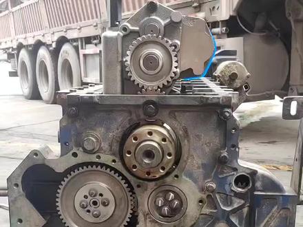 潍柴四气门正时校对,飞轮OT刻线对上,凸轮齿上的标记对上,油泵油记号的那齿在观察孔中间!#发动机维修 #修车我是认真的