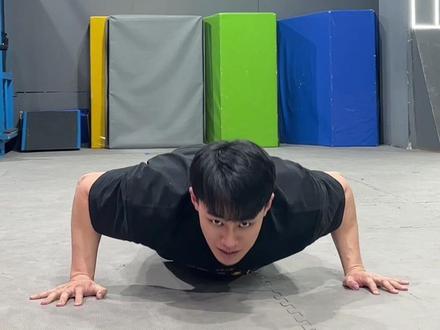 俯卧撑练手臂?谁练胳膊还这样做俯卧撑呢? #俯卧撑 #俯卧撑教学 #徒手健身 #健身干货 #俯卧撑挑战