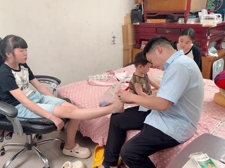 晴宝的脚又严重了,掉了一层皮疼得两眼泪,千叮万嘱略显无奈