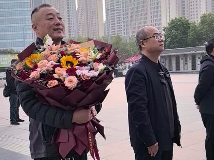 2025年11月13日,第十五届全运会竞技体育赛艇女子四人双桨项目冠军韩梦瑶回到家乡驻马店遂平县,受到热烈欢迎和祝贺。