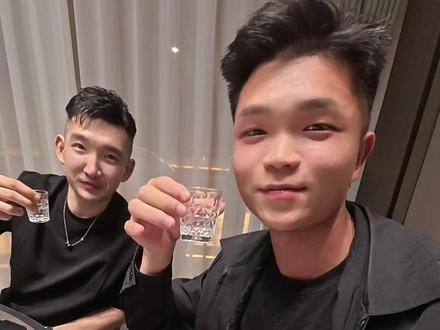 失散多年的好兄弟今天终于见到了#生活vlog #奥迪a6l #奥迪 #男孩子要努力啊