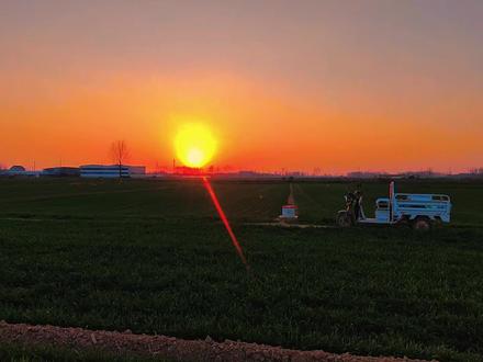初五迎财神,可以这样说:天门开,地门开,五路财神进门来。一赐福,二赐财,赐来金银抱满怀。三赐吉,四赐祥,赐来如意伴身旁。一顺百顺万事顺,顺风顺水顺财神。大财小财八方来财,正财横财恭喜发财!最后愿我们日富一日,年富一年。#初五迎财神 #情感共鸣 #人生感悟 #治愈系风景