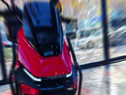 爱玛A7pro-贴分体座车衣 哥们给爱车贴了个皮卡丘的车衣,正好我看了大致的全程,今天发出来给大家分享一下。这家贴膜店没有拆塑料件下来,而是采用倒缝的方式直接贴,前车身贴的都很好。后车身露红比较多,后来我才知道分体座那里是哥们自己贴的,缝隙处理还是比较失败的。不过他大大咧咧的性格到是能够接受,就随他吧。
#爱玛 #爱玛电动车 #爱玛骑遇团 #电动自行车 #贴膜