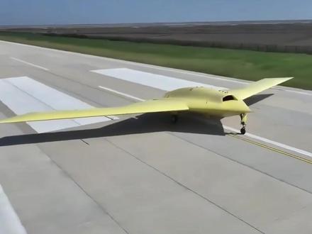 彩虹7今日首飞(上)气动布局、隐身设计 彩虹7是一款基于先进的气动、隐身和控制技术研制的高空、亚音速、高生存力无人机系统,可在高对抗作战环境中执行持续隐蔽侦察和情报获取、为远距离打击武器提供目标指示信息等任务,大幅提升信息化作战效能,满足未来对称性作战对高端隐身无人作战飞机的需求。彩虹7具有相当强大的高空、长航时和隐身性能,已成为“窥视高级别防御区域”的理想选择,同样也能够进入这些“危险区域”打击高价值目标,更是未来全隐形穿透性制空作战的综合信息化节点。