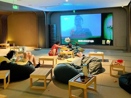 给大家推荐个好地方,金腰板洗浴汗蒸加自助,里面有儿童游乐园,影院和温泉都是免费的,汗蒸一会饿了二楼有自助餐,免费提供洗发露,沐浴露(韩国的什么牌子),牙膏牙刷,护肤用品(无印良品),吹风机(戴森),剃须刀剃须泡沫液,浴服,还有高温桑拿房、汗蒸广场(岩盐房、草本黄土房、砭石盐疗房)、石子浴,还有儿童淘气堡、书吧、格子铺,可以带小孩来,游乐场还挺大,二层三层都有,休闲区茶饮、足疗、电竞另收费,我要了一壶菊花玫瑰的58元(我不知道还提供免费的自助大桶纯净水),自助餐也很丰盛,寿喜烧那种,问了下凌晨1点后收取大厅过夜费35元/人,小资生活杠杠的!#洗浴汗蒸 #泡温泉放松一下心情 #同城发现 #店内实拍视频 #金腰板汐岸城市温泉