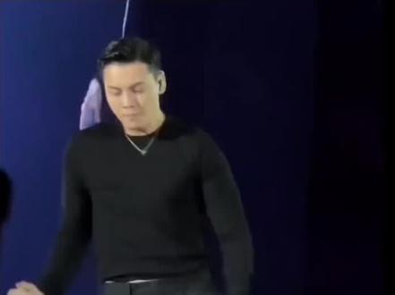 陈伟霆在《VOGUE MAN》12月刊专访中,首次袒露与何穗“跳过恋爱直接官宣生子”的核心原因,满是成熟担当与温情考量。
1.给孩子完整的身份认同:这是最核心动因,他坚持“不想把小朋友藏起来”,希望孩子长大后能明确知道“你的出生是被爸爸妈妈祝福的,也给了我们面对世界的勇气”,从一开始就赋予孩子坦荡的价值认同。
2. 弥补童年父爱缺失的遗憾:13岁父亲早逝的经历,让他深知亲情缺位的滋味,不愿儿子重蹈覆辙。他直言“儿子会把爸爸当SuperHero”,如今自己成为父亲,便决心用陪伴与坦诚,给孩子完整的父爱与家庭安全感。
3.计划之内的周全安排:生子并非突发“炸弹”,而是两人低调相恋多年(2019年相识、2021年被拍同居)后的必然结果。官宣时机特意选在主演剧《许我耀眼》收官后,既不分流作品热度,也等何穗产后状态稳定,尽显对事业与家庭的双重尊重。