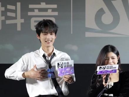 周柯宇你小汁剧里剧外视线都跟着姐姐啊#周柯宇对陈妍希跳姐姐真漂亮