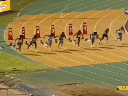 这个女孩是短跑天才 牙买加女孩道格拉斯(Shanoya Mikalia Douglas),2007年九月生,刚刚在牙买加青少年锦标赛跑出百米10秒98,二百米22秒36的佳绩,身高170左右,小头短脖短腰四肢长小腿长,跑动技术结构好:重心高伸髋幅度大,步频快神经能力强,动作放松连贯流畅,面孔青涩稚嫩力量发育的空间很大。从早期成绩看十六岁百米12秒05,二百米24秒23,没有早期专项化过度透支,没有伤病隐患。从身体形态、身体素质、技术结构、发育类型等方面看没有短板,个人认为这个小孩至少是奥运会奖牌级别的苗子(奖牌级别比进决赛级别高出一档),未来拿奥运会冠军也不要奇怪,天才一定是没有任何短板的存在,洛杉矶奥运会她21岁,正好是女运动员的巅峰期,拭目以待。
录像资料来自“田径大本营”公众号
#田径 #短跑#田径选材Lee