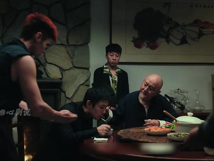 胡建仁使用攻心计,方墉选择汝窑盘,朱亦飞却失手摔碎 #低智商犯罪 #王骁 #王传君 #电视剧解说