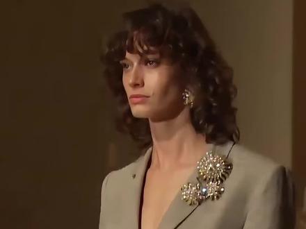 这一季米兰时装周的优雅天花板,应该就是凯特王妃挚爱的意大利品牌Luisa Spagnoli 2026春夏系列。
这场秀感觉很像是把地中海的阳光和海风,穿在身上,让人等不及想要过春天。
#时尚 #hello时尚季 #米兰时装周 #穿搭尖子生 #秀场直击