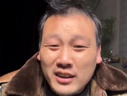 憔悴的大飞对粉丝提出的疑问一一解答,并说了他妈如何砸的婚房。#农村生活 #农村那些事 #家家有本难念经