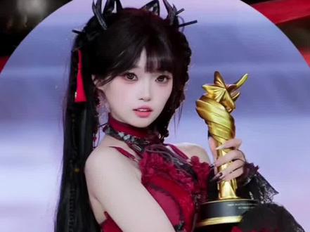 恭喜@闪耀酱酱🐈⬛Fire061 拿下苏江传媒第十八届巅峰之夜王者赛道冠军,大王也太帅了!!!
再喊一次:江山如此多娇,酱有茄皇撑腰!!!
酱酱升降台颁奖仪式+冠军发言拍照环节~
#Fire苏江061 #闪耀酱酱 #苏江巅峰之夜 #公会赛 #Fire061