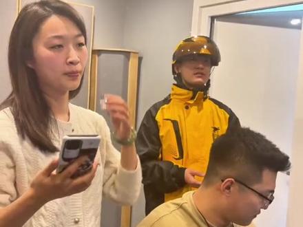 外卖员直接嘲讽歌手难听!!#外卖小哥 #唱歌 #情感 #结局万万没想到