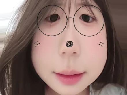 希望大家能减少视频的传播 这个小女孩好像还是留守儿童,我们都无法确保当前社会的人性,尤其是小孩子,很多小孩都会以他人的伤心处来取乐,这就是在小女孩的伤口上撒盐#抱歉占用大家的时间