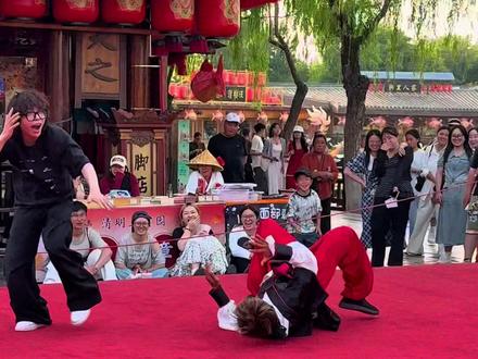这小伙竟然挑战大宋斗舞主持人😱完整版
#清园斗舞来了位天赋型选手 #大宋斗舞 #清明上河园 #社牛