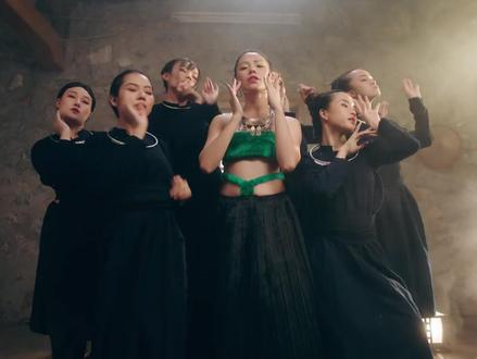 越南歌曲阮氏香莉的MV《THẾ THÁI 》完整版来啦,里边的背景是越南高平壮族的民居,德天瀑布,传统服饰,用了现代化的舞蹈和音乐#越南壮族#传统服饰