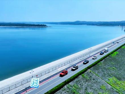 #淄博寻迹自驾俱乐部 #旅行推荐官 #实拍原视频 #暑假 #海边赶海抓海鲜的视频大全 淄博出发2天1夜自驾攻略!环湖+赶海+草原全拿捏🌊🌿
拖了超久的环湖赶海路线来啦!从淄博自驾出发,两天一夜玩遍山水、草原和大海,保姆级攻略直接抄作业👇
第一天先冲跋山水库,沿堤坝公路开,窗外全是治愈系风光;接着去三面环水的南黄家村,库区移民村藏着小众打卡点,随手拍都是大片;重头戏是“沂水阿勒泰草原”,绿草茵茵像闯进北疆,带娃撒欢、野餐、拍婚纱都绝了!
傍晚直奔日照东港区,海鲜大餐安排上~ 重点!晚上赶海别错过!盯紧潮汐表(退大潮最佳),蔡家滩养殖区赶海园免费冲,穿洞洞鞋、带好工具,螃蟹、蛏子、花甲随便抓(别进围栏!)
第二天睡个懒觉,去阳光海岸露营公园玩水,人少沙净还免费,泡够了就返程~
全程路线清晰,小白也能轻松驾驭!关注我,解锁更多宝藏自驾线路~ 👇(视频里附具体导航点和赶海小技巧哦)