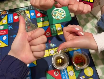 拜托!!这个才是我们成年人应该玩的飞行棋啊!#飞行棋 #聚会游戏 #飞行棋挑战 #快去艾特你的好姐妹