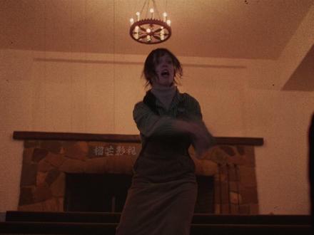 一个镜头重拍127次,女主角拍到精神崩溃、大把掉头发! 《闪灵》这部电影看完,内心早已被那种浓稠的、化不开的孤寂与绝望所包裹。这部电影最渗人的,不是血腥的电梯,也不是腐烂的女尸,而是它用一种近乎解剖的、手术刀般冰冷的镜头,拨开了现代社会中个体精神崩溃的真实肌理。
杰克的疯狂,并非无稽之谈。失业的挫败、酗酒的过往、对家庭责任的愧疚、以及作家身份带来的巨大压力,早已在他心底埋下了裂变的种子。而瞭望酒店那与世隔绝的环境,恰似一面放大镜,将他对失败的恐惧、对权威的渴望、对亲情扭曲的占有欲,全部投射成了斧头下的癫狂。
当社会以“创作”的名义将他隔绝,当家庭在沉默中成为情感绑架的囚笼,人性的黑暗面,就在这密闭的空间里野蛮生长。那些在走廊闪现的双胞胎、酒吧里的幽灵酒保、高高在上的格雷迪,何尝不是他潜意识里被压抑的暴力、堕落与偏执的投射?酒店的恐怖循环,实则是无数个“杰克”的悲剧轮回。
即使杰克一家本有多次逃离的契机——温蒂反复的劝说、哈洛兰跨越千里的救援、丹尼“闪灵”能力的预警——都曾在黑暗中亮起微光。但社会对男性压力的默认纵容,让杰克将求助视为软弱;家庭内部沟通的缺失,让温蒂的担忧被当做妇人之仁。最终,所有人都被困死在了那座雪山之中的人性迷宫。#抖音精选 #影视解说 #创作伙伴计划