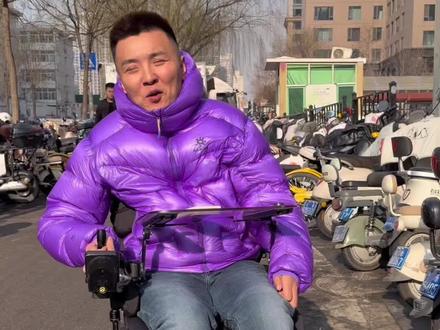 今天鼓足勇气见了叔叔 紧张到手心冒汗 也终于懂了当初叔叔的顾虑——我的身体确实让人心疼姑娘会受委屈 但他们最终点头的那一刻 我心里除了感激只剩笃定:往后余生 我拼尽全力也会护她周全 感恩命运让我们相遇 更珍惜这份沉甸甸的认可…#记录真实生活