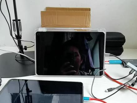 一部手机或平板直播另一部手机或平板打游戏 两部手机或平板直播王者荣耀,需要三个软件分别是王者荣耀、抖音或抖音直播伴侣、v-导-播-屏(需浏览器下载)。硬件有两部手机或平板、扩展坞、采集卡、高清线或无线投屏器、麦克风、摄像头等。价格都不贵。有线投屏三件套不足八十。无线三件套两百多点。没有电脑的也可以像电脑那样直播游戏#王者荣耀 #直播王者荣耀 #平板直播王者荣耀 #两部手机同时直播