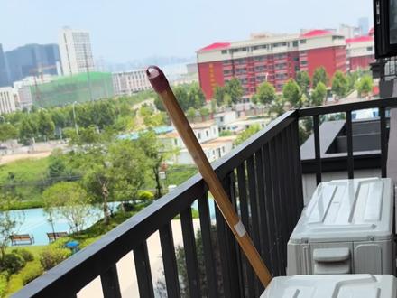 空调外机位置千万别浪费,轻轻改造成生活阳台!我只花了一千多又多得了两平米的房屋使用面积,304不锈钢三件套:防护网➕不锈钢盖板➕晾衣杆,真香!
1️⃣原本只能打开45度的窗户改成了90度外开,增加了通风面积
2️⃣不锈钢盖板宽度60厘米,可以用来养花养草晒鞋子,活动面板可以直接提起,方便后期空调维修
3️⃣顶部加装两米多的晾衣杆,还是最简单的最实用
4️⃣自己额外买了可伸缩的晾衣杆,打膨胀螺丝入墙,随手晾晒平时手洗的衣服袜子等,藏在窗户外墙美观不遮挡视线
5️⃣配上太阳能电板的灯球,白天充电晚上亮灯,可充电可遥控8种模式还可定时
两个年轻的师傅安装了快两小时,很细心,不愧是我一开始就看中的厂家,这样相当于又开拓了一个生活阳台,后面把我的植物搬过来可以打造我的空中小花园了,太🉑啦!#装修 #自己装修 #卫生间装修 #防护网 #空调外机