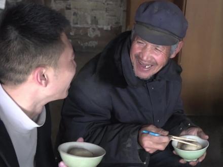 大爷打开红袋子,拿出家里珍藏的一块肉,竟然是........ @抖音小助手