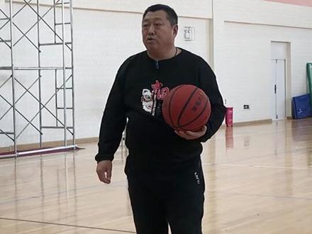 篮球场上什么是垫脚?遇到垫脚怎么办?还有其他脏动作么?这个视频一起说。#篮球教学 #爱篮球爱生活 #篮球技巧 @DOU+小助手