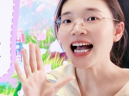五下第五单元,90%孩子都丢分的6个坑,一条视频讲清楚! 五下五单元基础想要拿满分,这6大考点必须掌握!
① 字词辨析:常考字词、易错读音、易混字词,口诀记忆法,分分钟搞定!
② 找准动词:三步法+顺序口诀,考试不丢分!
③ 人物细节描写:人物具体表现怎么写?四步法+场景表,仿写秒会!
④ 长句变短句:抽主干+加代词,三步拆解,孩子再也不怕改句子!
⑤ 破折号作用:补充说明vs引出下文,2步判断法+流程图,一看就懂!
⑥ 特殊词语:登时、挺脱、杀腰、哥子、监生……分类记忆表+口诀,考试绝不会错!#小学语文 #五年级语文下册 #两茎灯草
