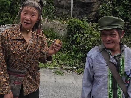 今天在乡镇赶集遇见当地居民,他特别喜欢我的小狗。只是他们讲话我是真不懂,能不能有人翻译下,这和出国感觉差不多#骑行#贡山#怒江#怒江大峡谷#骑行中国