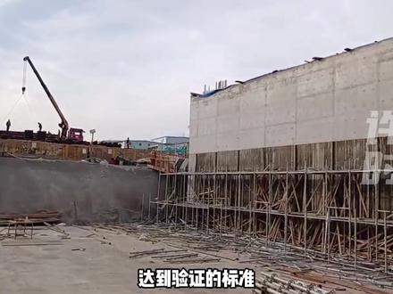 12月18日,许昌市建安区新元大道下穿京广铁路立交桥项目施工现场,工人师傅顶着寒风正在加紧施工。作为贯通我市东西区域的一条交通动脉,新元大道未来将会西达禹州市,而下穿京广铁路立交桥则是打通该路的一个关键节点。#项目建设 #施工现场 #许昌