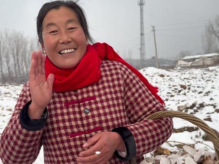@沂蒙二姐生活号 雪落无声,却走进了心里,第一场雪的浪漫,该如何写?#好客山东好品山东 #新农人计划2025 #第一场雪 #下雪了 #沂蒙二姐原创