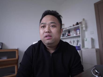 对影视飓风相亲角的事情我的一点看法 影视飓风创始人在相亲角这件事情在我看来,其关键并非相亲简历隐藏部份信息与否,而在于其拍摄方式是否恰当。如果这是一期以“节目效果”为目的的视频,那么负责的方式有两种:
第一,如果相亲角中的互动是提前安排好的,参与者均为演员,那么视频中应明确标注“剧情演绎”或“演员参与”,让观众清楚这并非完全真实的记录。
第二,如果拍摄地点确为真实的公共场合,且参与互动的市民并非演员,那么作为拥有较大影响力的公众人物,在拍摄完成后,有责任向被拍摄者坦诚拍摄意图,并解释简历中的“隐藏信息”——比如告知对方自己和父亲的真实身份,以及自己的学历背景。
公共领域不是私人片场。当视频创作者选择在真实场景中进行“实验性拍摄”时,应当尊重被拍摄者的知情权。否则,双方信息的高度不对称,不仅可能误导现场参与者,也可能在视频传播后,对公众认知产生偏差。因为不管是在现场还是在互联网上,知道你是谁的人终归是少数。
所以,我认为部分网友和媒体对这一行为的批评并非“无稽之谈”。这并非否定视频的创意或幽默感,而是一个提醒:内容创作在追求流量的同时,更应当有正确的价值观。