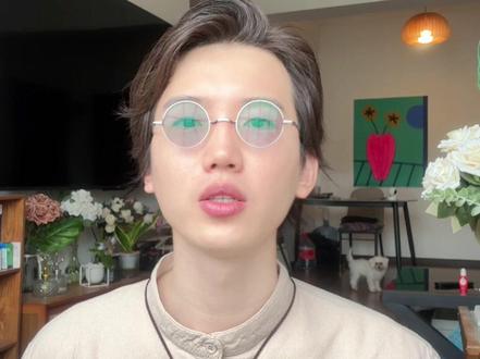 警惕身边那些“嫉妒心强”的人! 嫉妒心强的人,都什么样?心理学上认为,窥探欲不强的人,往往没什么嫉妒心,而那些喜欢窥探隐私的人,往往嫉妒心都比较重。看似跟你关系不错,但总是旁敲侧击地打听你的工资、你的对象、你最近换了什么包、住在哪里、在哪里买房……嘴上说着:“哎呀你怎么不早告诉我一声?”可你越说,他们心里的火越旺。心理学研究显示:嫉妒心强的人,往往有强烈的窥探欲。他们会通过不断收集别人的私事来填补自己内心的空虚。
在他们眼里,你的幸福不是值得祝福的,而是“凭什么是你”。你的好运不是让他们开心的,而是“我怎么没有”。你发个朋友圈,他们会来点赞,但心里想的却是:“她怎么又出去玩了?”你换了工作,他们嘴上祝贺,转头却在背后说:“估计也没多好,不知道走了什么关系。”你买了房,他们会打听楼盘、单价,回家就开始在网上查:“她到底哪来的钱?”很多人以为这种行为只是“八卦”,但其实背后藏着极大的心理投射:
他们对你的在意,源自于他们对自己深深的不满足。在他们心里,别人的幸福就是对他们的不公平;别人的拥有就是自己的缺失。而窥探,就是他们最隐秘的武器。通过不断比对你的生活,他们来判断自己的价值——“只要你不比我好,我就没那么失败。”但一旦发现你比他们幸福一点,他们就开始失控,变得尖酸、刻薄、阴阳怪气。最可怕的是,他们不会直接攻击你。他们不会告诉你“我嫉妒你”,而是打着“我只是关心你”的名义,把你的生活一点一点拆解、分析、议论。然后把这些谈资当作佐料,在别人的耳边反复炖煮你的人生。
真正善良的人,从不会在你转身之后,用你的故事博取掌声。真正成熟的人,也不会把别人的幸福当成自己不幸的证据。你越成长,就越要学会保护自己的私密,也要学会识别那种带着笑脸靠近你、却在心里盘算你的人。远离那些窥探你的人,不是冷漠,而是自我保护。我们不是活给别人看的,也不是活在别人的审判里。请记住:你的人生,不该成为他人的素材。你过得幸福,不需要任何人的许可。
#人际交往 #人际关系 #心理学 #嫉妒 #认知