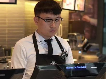 给平平无奇的即兴小天才点个关注吧(他平常都戴口罩的)