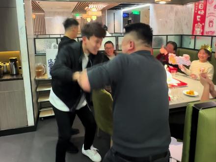 祝小朋友生日快乐,天天开心#海底捞生日歌一响我先蹦迪 #海底捞社牛 #海底捞鹤子花 #第三视角ootd