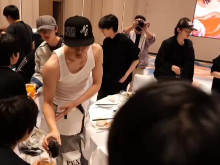 疑似时代峰峻向内娱展示军火库!销冠就是销冠哈!每年固定节目敬酒环节,公司发红包抽奖,我丁哥要加注!!!!每年这个环节的时候,感觉大家,不像同事,更像朋友了#时代峰峻 #时代少年团 #新音 #红包 #名场面