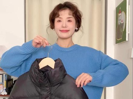 黑色短款羽绒服一衣多搭|保暖不露腿羽绒服
#小个子穿搭 #一衣多搭 #羽绒服穿搭 #不露腿穿搭
153cm/ 41.0kg
今日跳绳打卡(暂停版)186
一周又过去一半了!怎么这么快啊!
我感觉我这周还没有做事呢!
到了年底时间就不够用了 浑浑噩噩的
鞋子合集也还没有拍
这是不是什么后遗症啊 我感觉我变得又嗜睡又懒惰
支棱起来吧!小陈!
-
这件衣服之前分享过的 我穿起也合适
一点点大 我不介意
就是一个简单的基础款 不容易过时
但是保守点来说 应该还是155以上的穿起来更合身
我觉得我就是袖子有点长 其他都还合适 也挺暖和的
之前拍了之后就一直夹在衣柜里面 都变得扁扁的了
几拳打上去 就恢复了蓬松 还不错
-
拜拜拜拜~
准备过年!