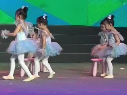 是谁坐错了凳子? 萌娃舞蹈表演变默剧表演,努力想办法的样子逗笑全场