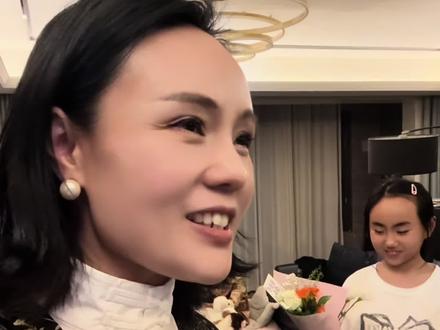 推开电梯门瞬间破防,四年级女儿手捧鲜花、书信静静等我,满眼温柔。远在安徽的儿子今天悄悄美团送来鲜花,我昨天就给老妈备好一束心意。三束花,三份爱,儿女懂事陪伴,父母安康常在,这就是女人这辈子最珍贵的幸福。#母亲节快乐 #儿女的暖心瞬间 #被孩子爱着有多幸福 #母女日常 #平凡生活