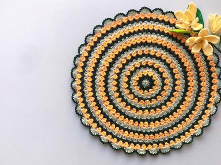 用3团毛线钩织成三色圆形坐垫,编织郁金香花样的教程,简单易学
