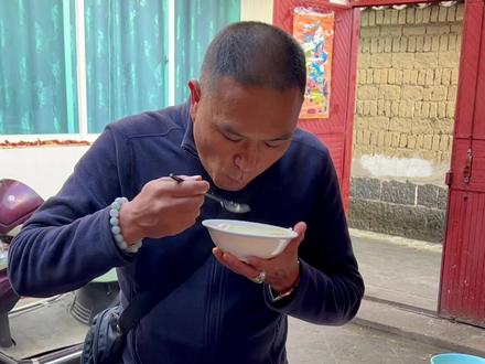 一块小小的豆腐,凝聚着一对相濡以沫六十余载的老夫妻对生活的热爱。我用简短的两分钟来描绘他(她)多姿多彩的生活。#民间手艺 @欢锅科技