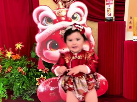 老二Rhea抓周礼,扔掉大元宝守着金饭碗🤣 #混血萌娃#中式传统周岁礼 #中式礼服抓周 #中式周岁纪念照 #中国风周岁