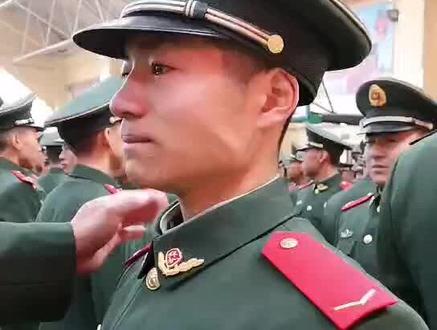 授衔了!今天起,终于成为了一名光荣的武警战士!(周焕成拍摄)